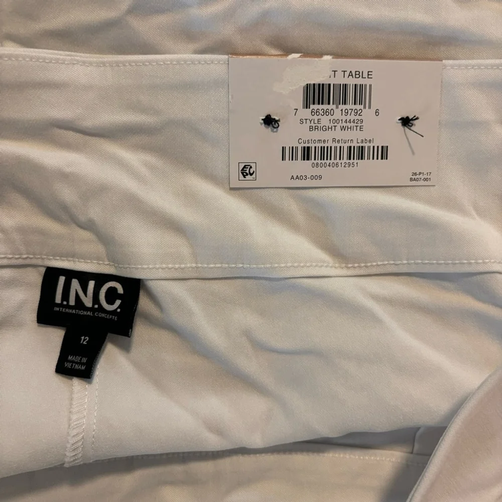 INC International Concepts Women's 12 Curvy White Mid Rise Pull-On Shorts NWT - Picture 6 of 6